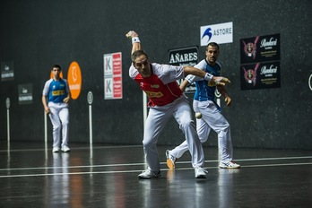 Aimar Olaizolak nahiago izan du jokoa atzean kargatu eta gutxi arriskatu (Aritz LOIOLA / FOKU)