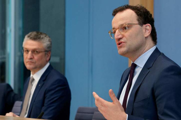 El ministro de Sanidad alemán, Jens Spahn, junto al director del Instituto Robert Koch, Lothar Wieler.     (Michael SOHN I AFP)
