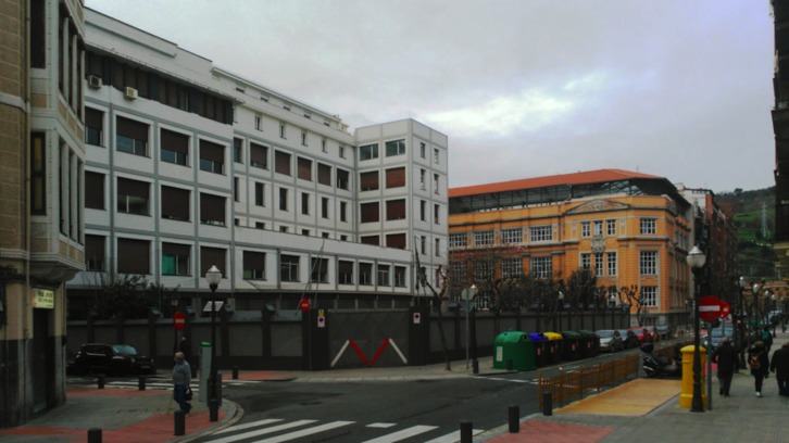 A la izquierda el edificio de BAM y a la derecha el colegio público Cervantes.