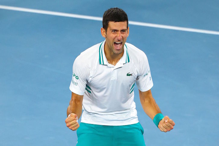 Djokovic explota de alegría tras conseguir su noveno Abierto de Australia. (Brandon MALONE/AFP)
