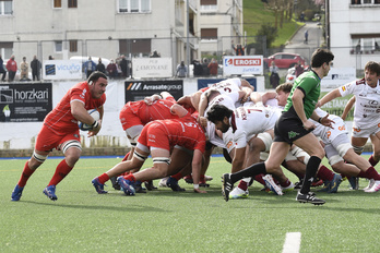 Oier Goia se levanta desde la melé para percutir contra la defensa del Alcobendas. (Gorka RUBIO / FOKU)