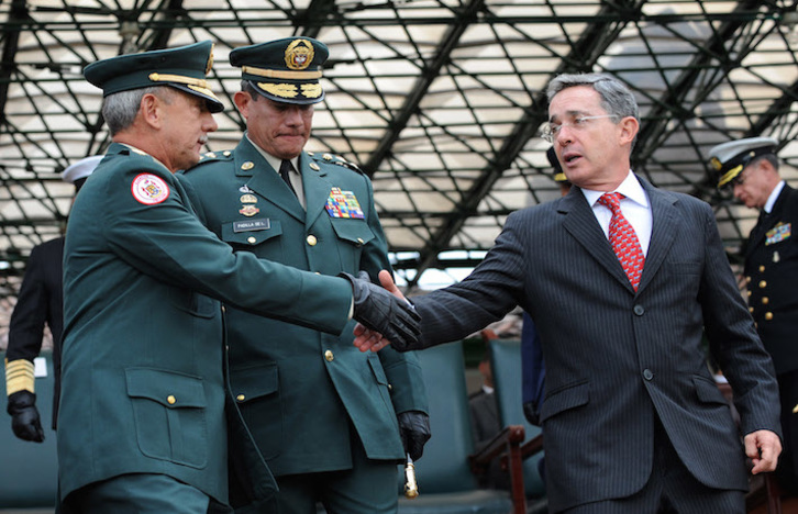 Alvaro Uribe saluda al general Oscar González durante un acto militar en Bogotá en 2008. (Mauricio DUEÑAS /FOKU)