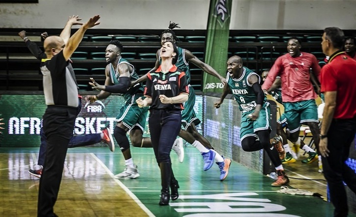 Kenia, capitaneado por la seleccionadora Liz Mills, celebra por todo lo alto su clasificación al Afrobasket tras batir a Angola. (FIBA AFRICA)