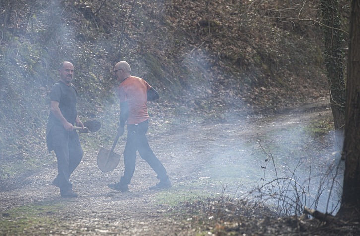 Suhiltzaile profesionalez gain, bolondresak eta herritarrak jo eta ke ibili dira asteburuan sua itzaltzeko. (Jagoba MANTEROLA/FOKU)