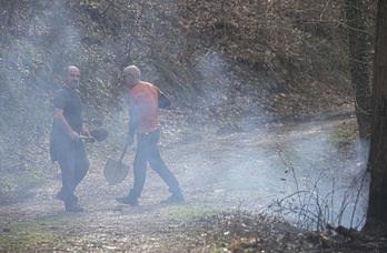 Suhiltzaile profesionalez gain, bolondresak eta herritarrak jo eta ke ibili dira asteburuan sua itzaltzeko. (Jagoba MANTEROLA/FOKU)