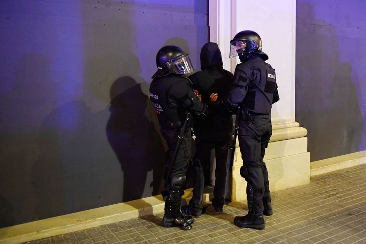 Una de las personas detenidas este fin de semana en Barcelona en las protestas de apoyo a Pablo Hasel. (Pau BARRENA/AFP)