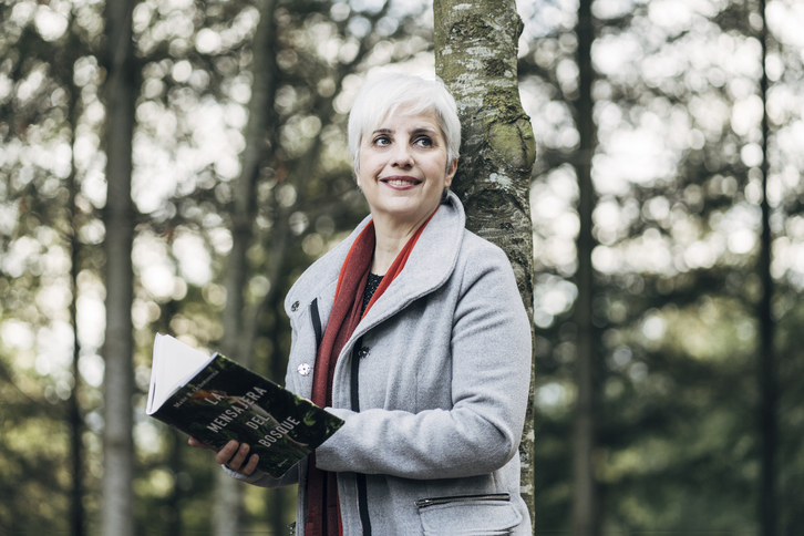 La donostiarra Maite R. Ochotorena presenta su novena novela, el ecothriller ‘La mensajera del bosque’. (Planeta)