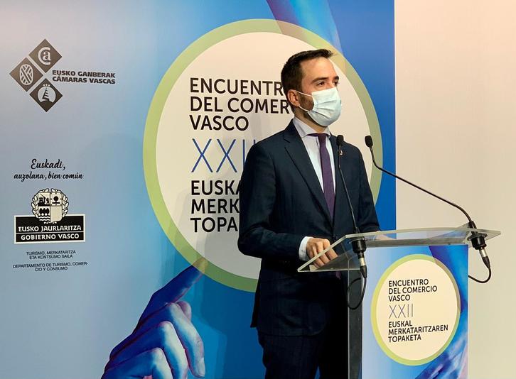 El consejero de Turismo, Comercio y Consumo, Javier Hurtado, en su intervención en el Encuentro del Comercio Vasco.  
