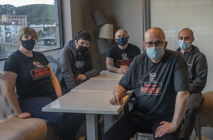 De izquierda a derecha, Jenifer García, Javi Mora y Aitor Salegi, de Lasarte-Oria; Txema Iriberri, de Urretxu; y Asier Aseginolaza, de Ordizia, miembros de la asociación Ostalaritza Aurrera. Andoni CANELLADA | FOKU