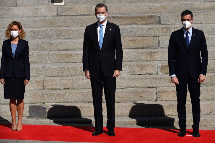 La presidenta del Congreso, Meritxell Batet, el rey Felipe de Borbón y Pedro Sánchez, durante el acto del Congreso por el 23F. (Pierre-Philippe MARCOU/AFP)