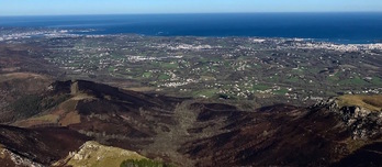 Les pentes de la Rhune sont calcinées. © Bob EDME