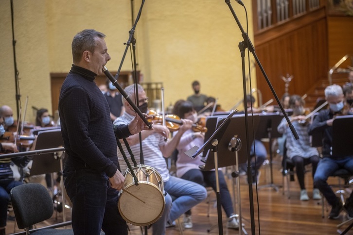 Garikoitz Mendizabal, Orkestrarekin grabatzen. (Gorka RUBIO | FOKU)