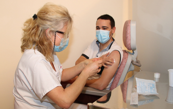 Un médico urgentista ha sido el vacunado número 1.000 del Hospital de Baiona. (@CHCB)