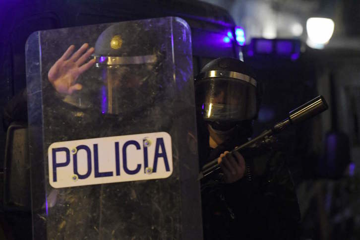 Agentes de los Mossos d'Esquadra en una intervención en Barcelona el lunes. (Lluís GENÉ/AFP)