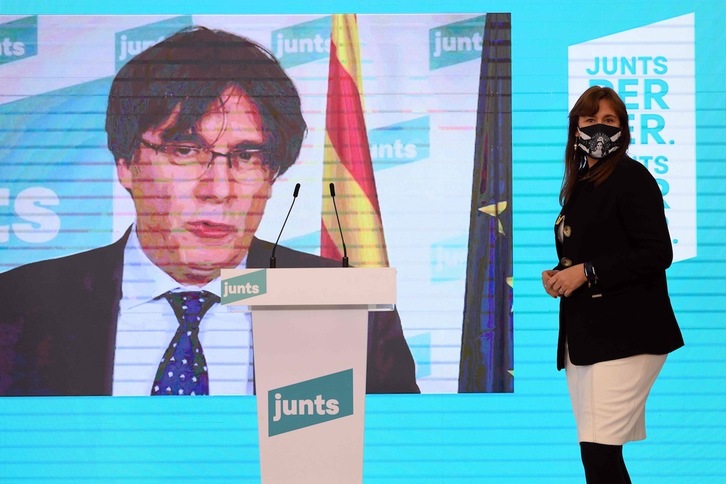 Intervención de Carles Puigdemont en un acto de JxCat en la pasada campaña electoral catalana. (Lluís GENE/AFP)