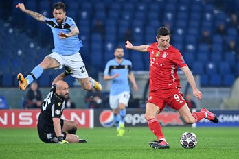 Lewandowki se dispone a marcar el primer gol del Bayern ante la Lazio ante la mirada del meta Reina. (Alberto PIZZOLI/AFP)