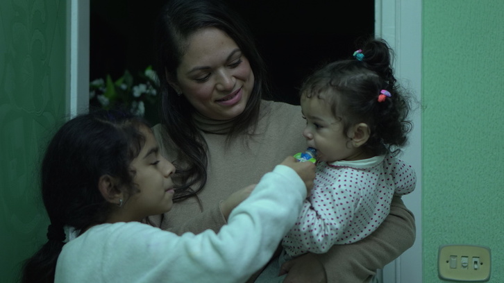 Iliany, venezolana residente en Barakaldo junto a sus dos hijas, la menor de ellas en situación de apátrida. (Jabi JUBERA/SAVE THE CHILDREN)