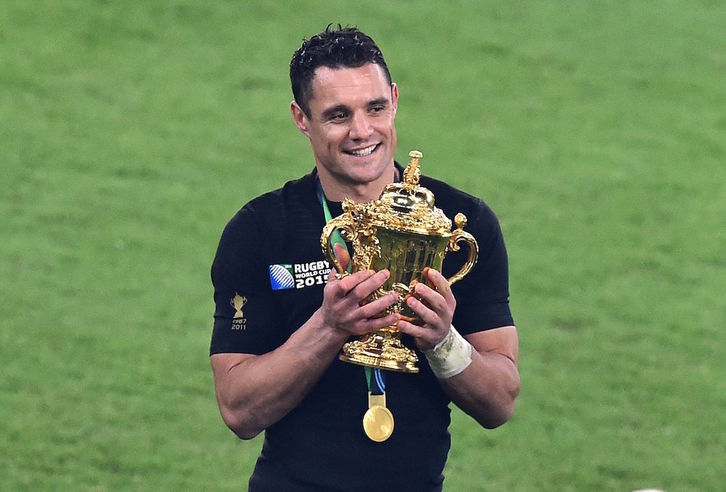 Dan Carter, tras ganar la Copa Webb Ellis en 2015. (Gabriel BOUYS / AFP) 