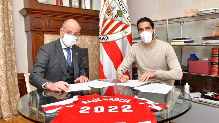 Raúl García ha firmado la renovación esta mañana en Ibaigane. (@AthleticClub)