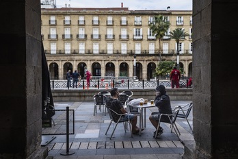Terraza de un bar en la Plaza Nueva de Bilbo. (Aritz LOIOLA/FOKU)