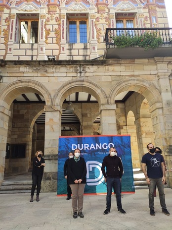 Udalak sortutako ‘talde motorra’, Udaletxearen aurrean. (NAIZ)