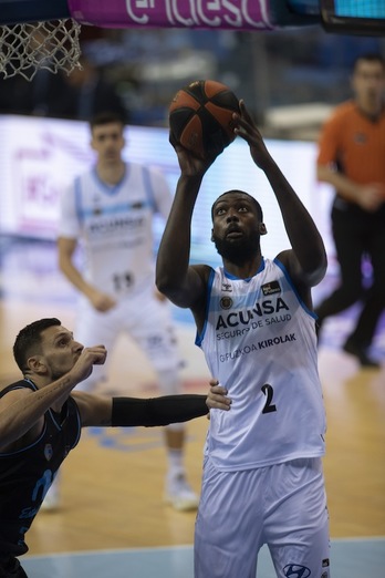 Viny Okouo Estudiantesen aurka irabazteko GBCren zutabeetako bat izan zen. (Juan Carlos RUIZ / FOKU)