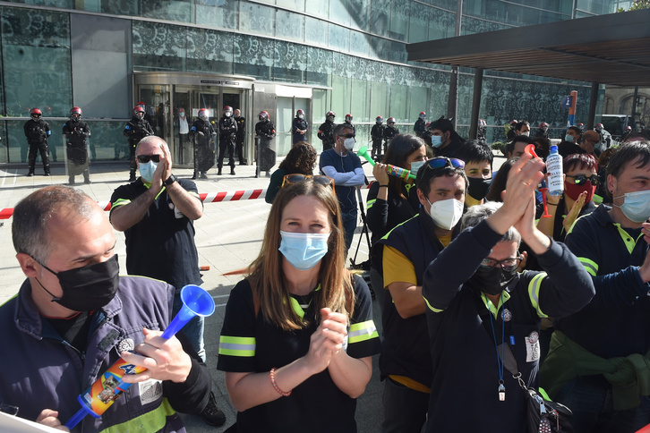 Protesta de los trabajadores en el transcurso de la reunión con representantes de Lakua. (FOKU)