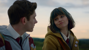 Eddie (Fionn O'Shea) y Amber (Lola Petticrew) fingen ser pareja. (NAIZ)