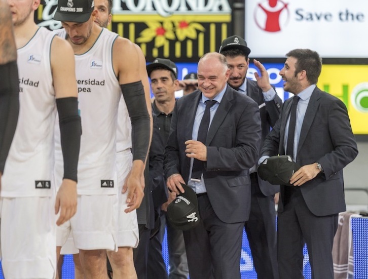 Pablo Laso, festeja la victoria liguera cosechada en Gasteiz en la campaña 2017/18. (Juanan RUIZ / FOKU)