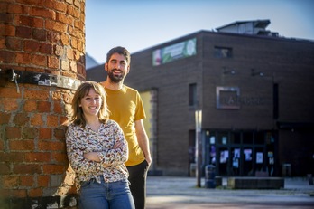 Ane Arbeo eta Markel Sanchez, Plateruena kafe antzokiaren aurrean. (Jaizki FONTANEDA / FOKU)