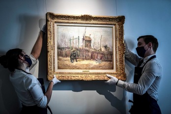 Dos empleados de Sotheby's cuelgan la “reaparecida” obra de Van Gogh. (Stephane DE SAKUTIN | AFP)