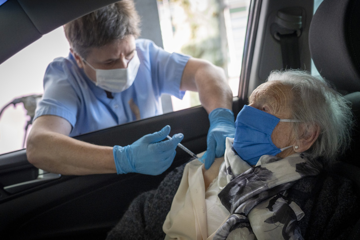 Osakidetza habilitó puntos para vacunar a personas centenarias en el mismo coche, como el de la imagen en Donostia. (Gorka RUBIO / FOKU)