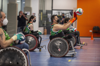 Entrenamiento de Zuzenak Basatiak, esta misma semana en el polideportivo Almudena Cid de Gasteiz. (Jaizki FONTANEDA / FOKU)