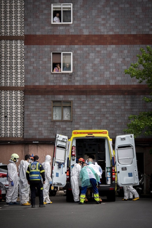 Personal de transporte sanitario, junto a bomberos de Gipuzkoa, trasladan a un paciente de covid el 1 de mayo de 2020. (Gorka RUBIO | FOKU)