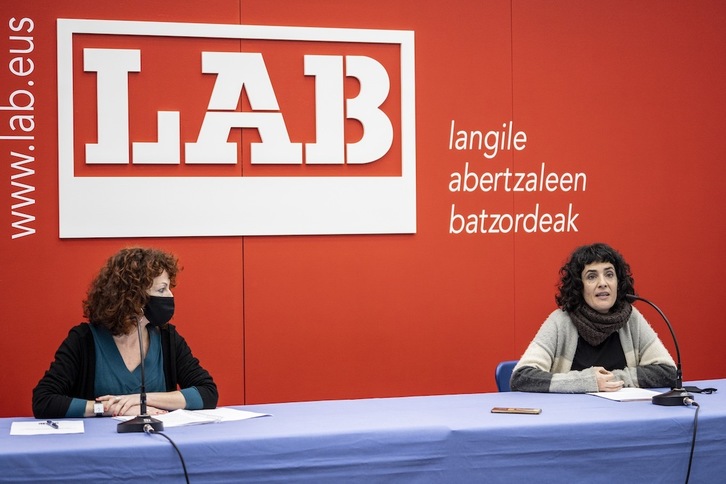 Eli Etxeberria y Oihana Lopetegi han presentado el informe «Situación general de los sectores feminizados en el empleo de Hego Euskal Herria». (Marisol RAMIREZ/FOKU)