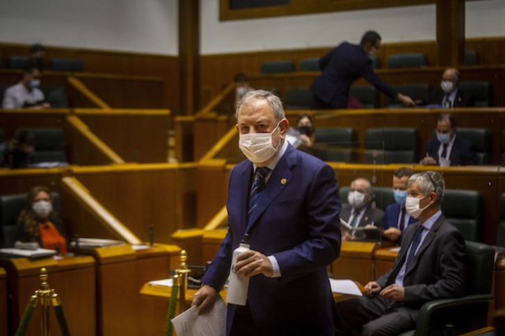 El consejero de Economía y Hacienda, Pedro Azpiazu, en el Parlamento. (Jaizki FONTANEDA/FOKU)