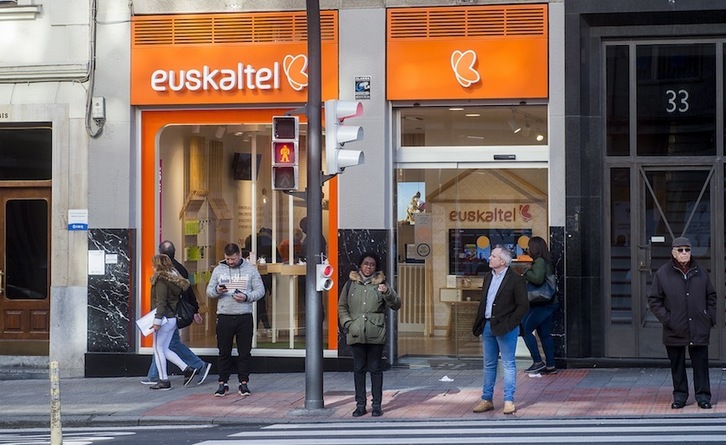 Una tienda de Euskaltel en Bilbo. (Luis JAUREGIALTZO/FOKU)