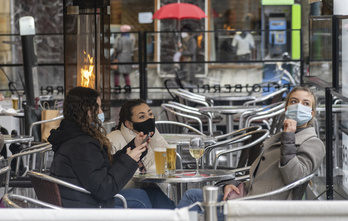 Jóvenes disfrutando de una terraza en Gipuzkoa. (Andoni CANELLADA/FOKU)