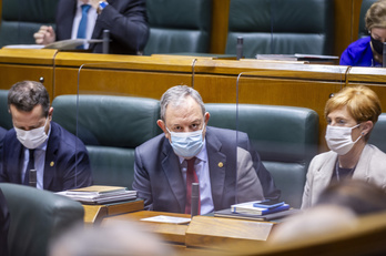 Los consejeros Bildarratz, Azpiazu y Tapia, en el pleno en el que se aprobaron las cuentas de 2021. (Jaizki FONTANEDA/FOKU)