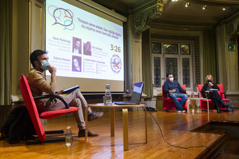 Xabier Madariaga, Roberto Moreno y Pilar Kaltzada, en la biblioteca de Bidebarrieta. (Monika DEL VALLE/FOKU)