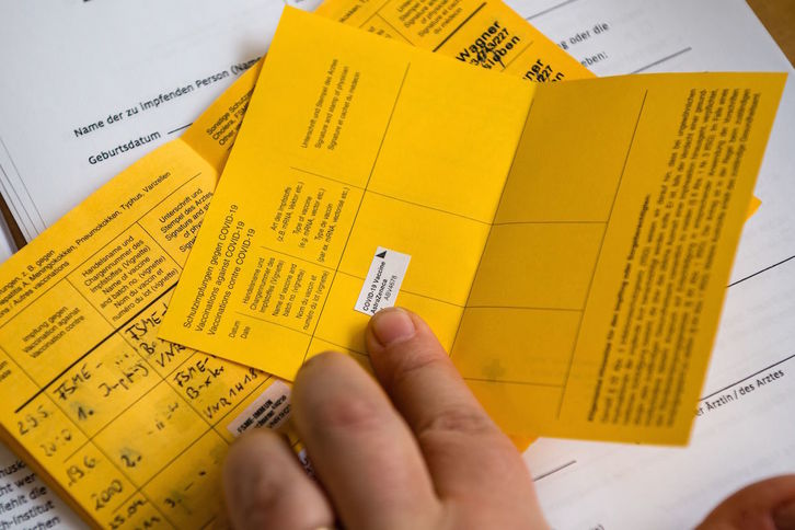 El certificado internacional de vacunación de la covid estará listo para el verano según la UE. (Jens SCHLUETER/AFP)
