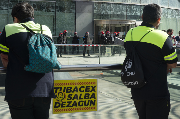Concentración de trabajadores de Tubacex ante la sede del Gobierno de Lakua en Bilbo, custodiada por la Ertzaintza. (Monika DEL VALLE / FOKU)