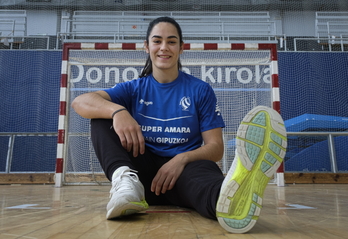 Laura Hernández, en la cancha del polideportivo Gasca donde se va a disputar el vigésimo derbi entre Bera Bera y Zuazo. (Jon URBE / FOKU)