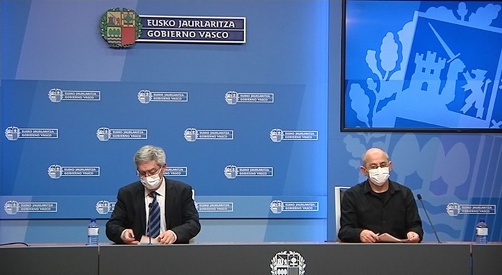 El viceconsejero de Salud, José Luis Quintas, y el subdirector de Salud Pública, Koldo Cambra, en la comparecencia de este viernes. (IREKIA)