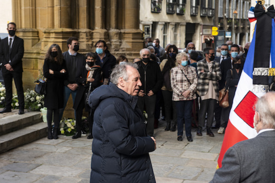 Le maire de Pau, haut-commissaire au plan et ancien ministre est lui aussi venu rendre hommage à Jean Grenet.