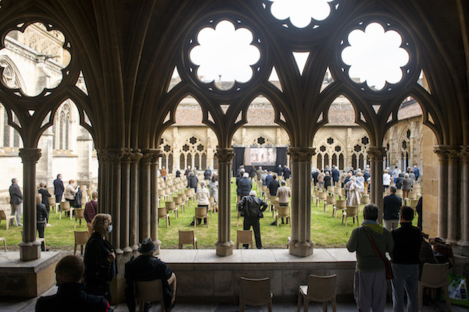 Le public pouvait assister à la cérémonie, assis dans le cloître, grâce à un écran géant.