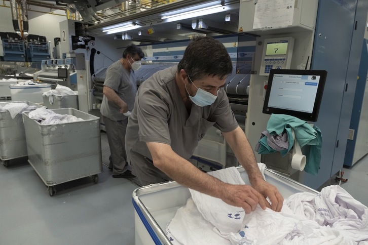 Uno de los servicios que presta Gureak es el de lavandería industrial. (Jon URBE | FOKU)