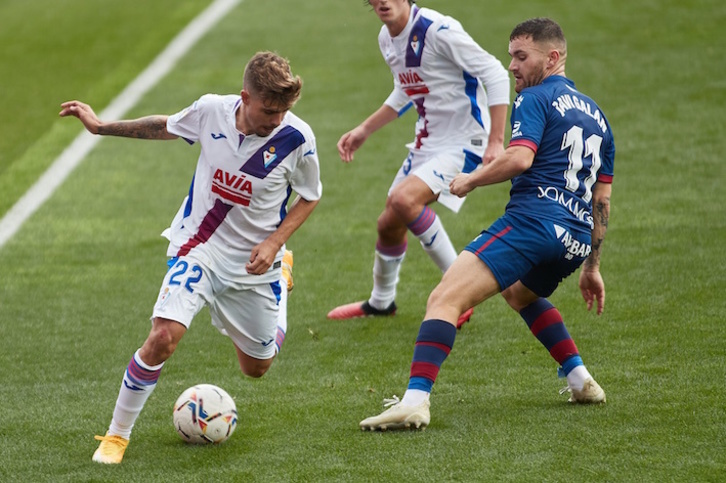 Mendilibar no acaba de encontrar una combinación ganadora para su banda derecha. En la imagen Pozo durante el partido ante el Huesca en El Alcoraz. (LOF)