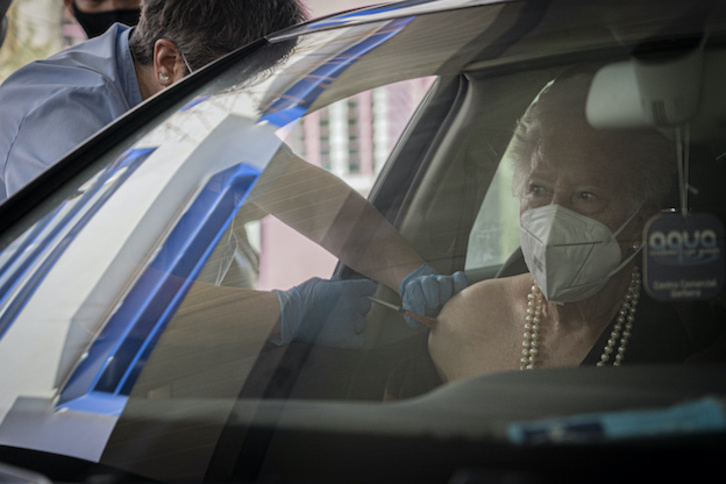 Una mujer recibe la vacuna en Donostia. (Gorka RUBIO/FOKU)