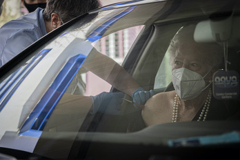 Una mujer recibe la vacuna en Donostia. (Gorka RUBIO/FOKU)